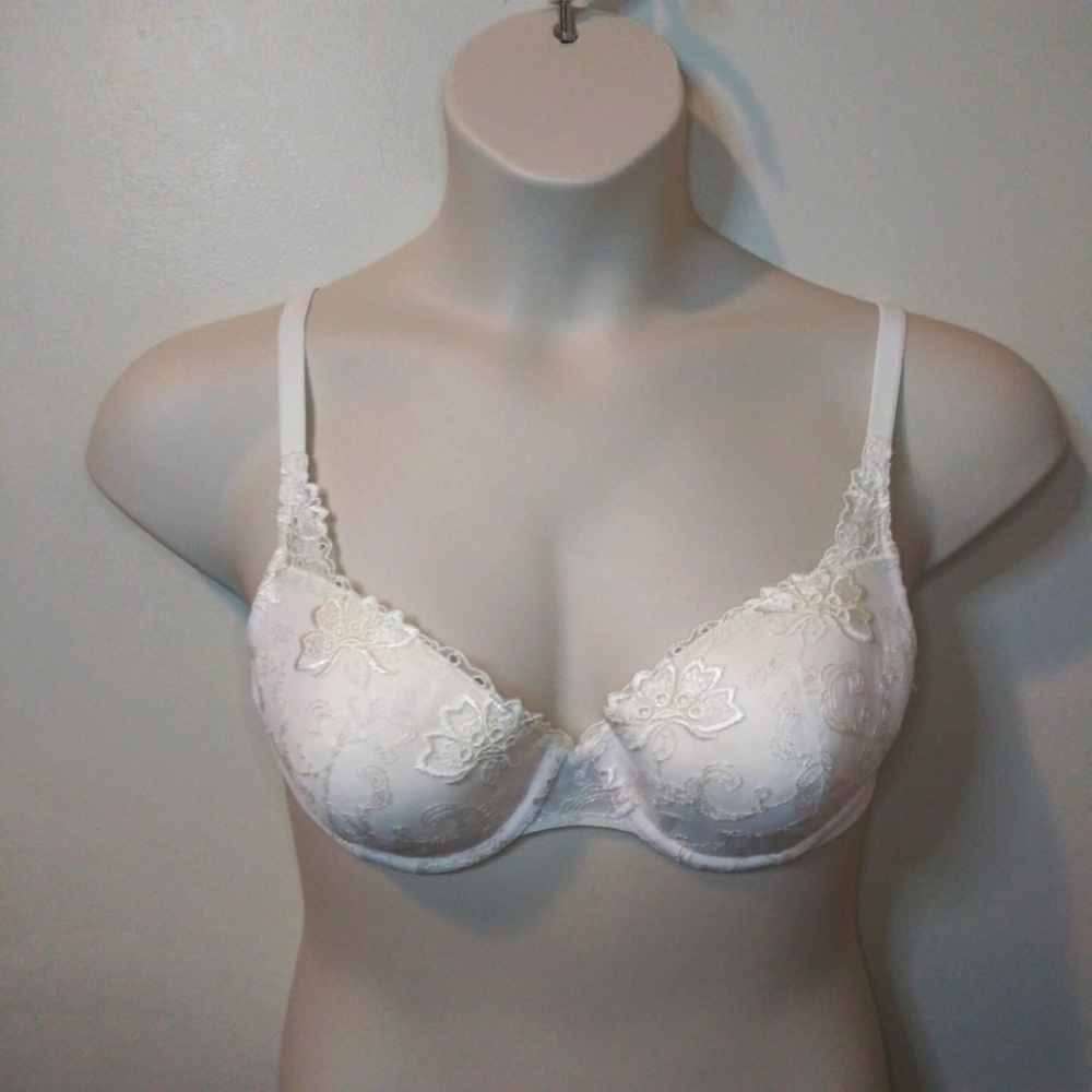Vanity Fair Ivory Lace Covered Bra - Picture 7 of 7